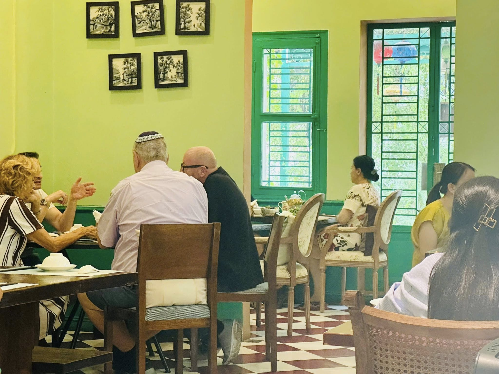 Bong Sung offers a cozy setting with green tones, friendly design, and quiet corners perfect for a relaxing meal